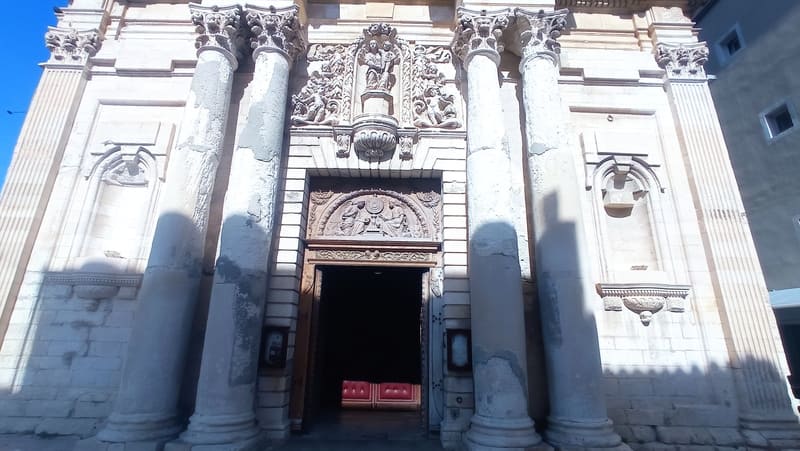 Columnas y puerta de la iglesia de Sainte-Marie Madeleine en el barrio de Île de Martigues, construidas con piedras de las canteras costeras y del centro de la ciudad, que datan de la antigüedad - &copy; Otmartigues / MyriamF