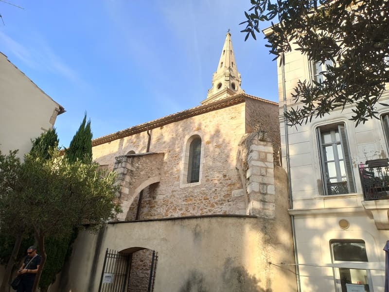 Jardín de la Capilla de la Anunciación, construido con piedras de las canteras, un edificio religioso cargado de historia en Martigues. - &copy; Otmartigues / KarimK