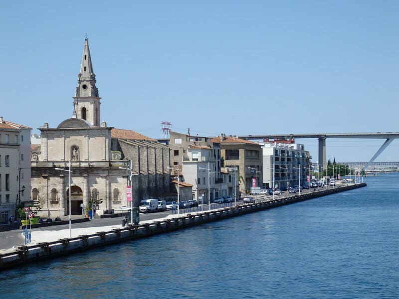 Iglesia de Saint-Genest, visible desde las canteras de Martigues, construida con piedra de canteros, al igual que la Capilla de la Anunciación situada detrás - &copy; Otmartigues / MyriamF