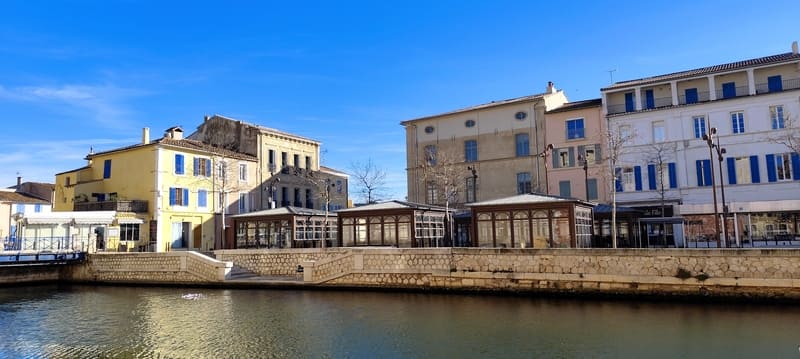Edificio del hotel Colla de Pradines, construido con piedra de las canteras de Martigues por los canteros de Font-Sarade - &copy; Otmartigues / MyriamF