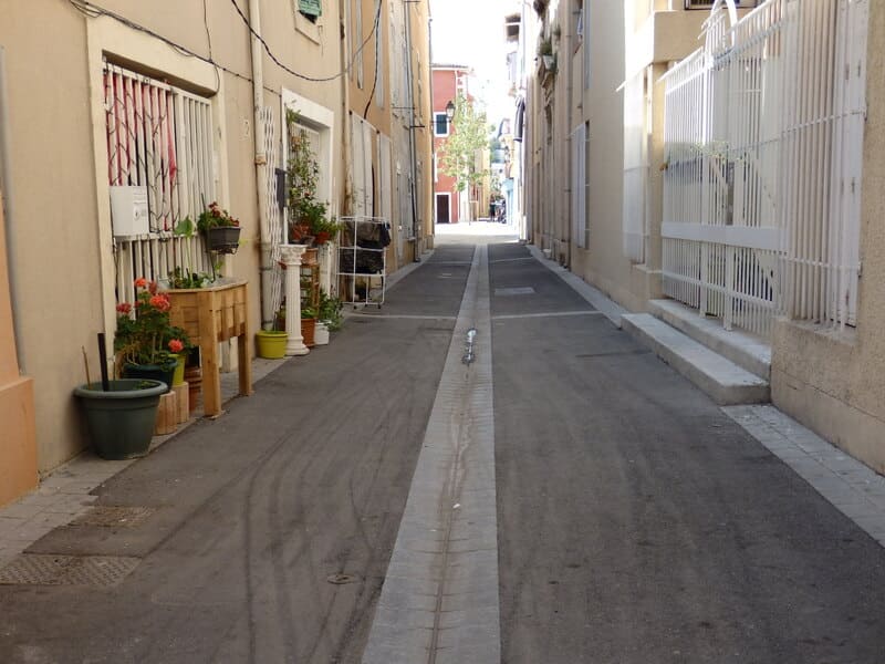 Ruelle de Martigues fleurie par ses habitants. Endroit calme et façades blanches qui débouche sur la Place Mirabeau à Martigues. - © Otmartigues / MyriamF