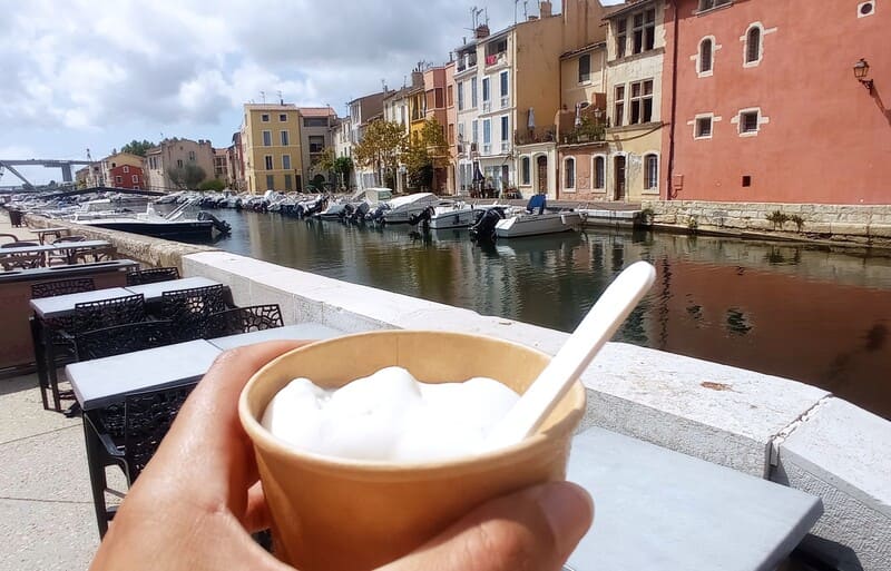 Artisanal ice cream in tubs or cones from Gelateria Arnaldo in downtown Martigues. Enjoy it by the canals to cool off in summer. - © Otmartigues / MyriamF