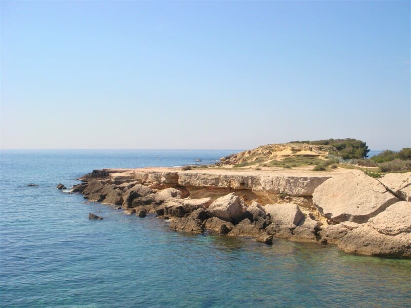 Pointe de riche calcaire qui se termine dans la mer méditerranée lors de la randonnée de Cap Couronne à Carro. Un environnement calme et isolé qui permet de se ressourcer en pleine nature à Martigues - © Otmartigues / ChristelleR