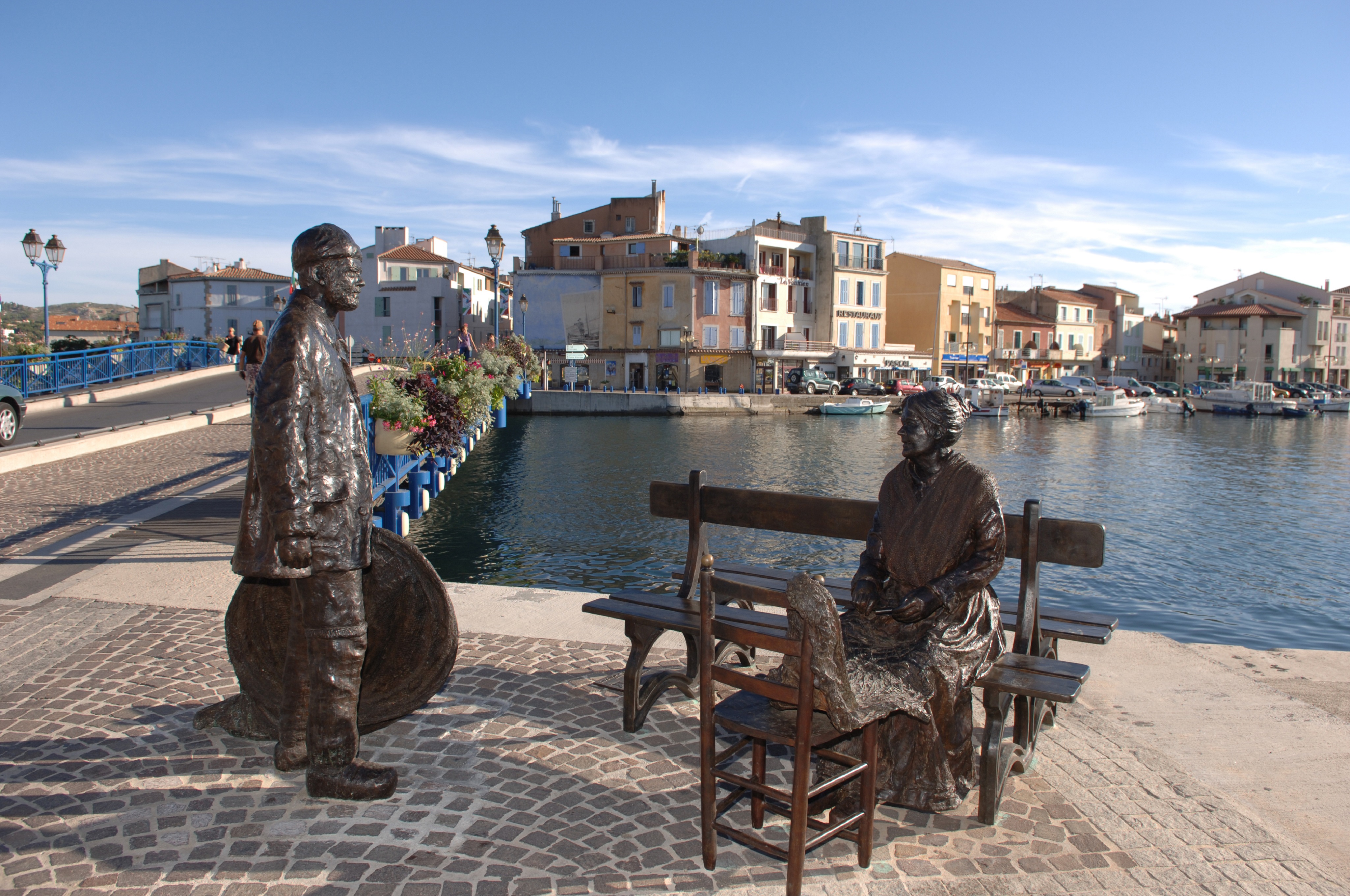 Statue du pêcheur et la ramendeuse à Martigues