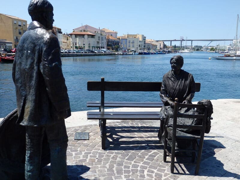 Statues du pêcheur et la ramendeuse sur le port de Ferrière à Martigues. L'homme debout est tourné vers la mer méditerranée. Elle, tisse le filet assises sur un banc qui invite le touriste à la rejoindre - © Otmartigues / MyriamF
