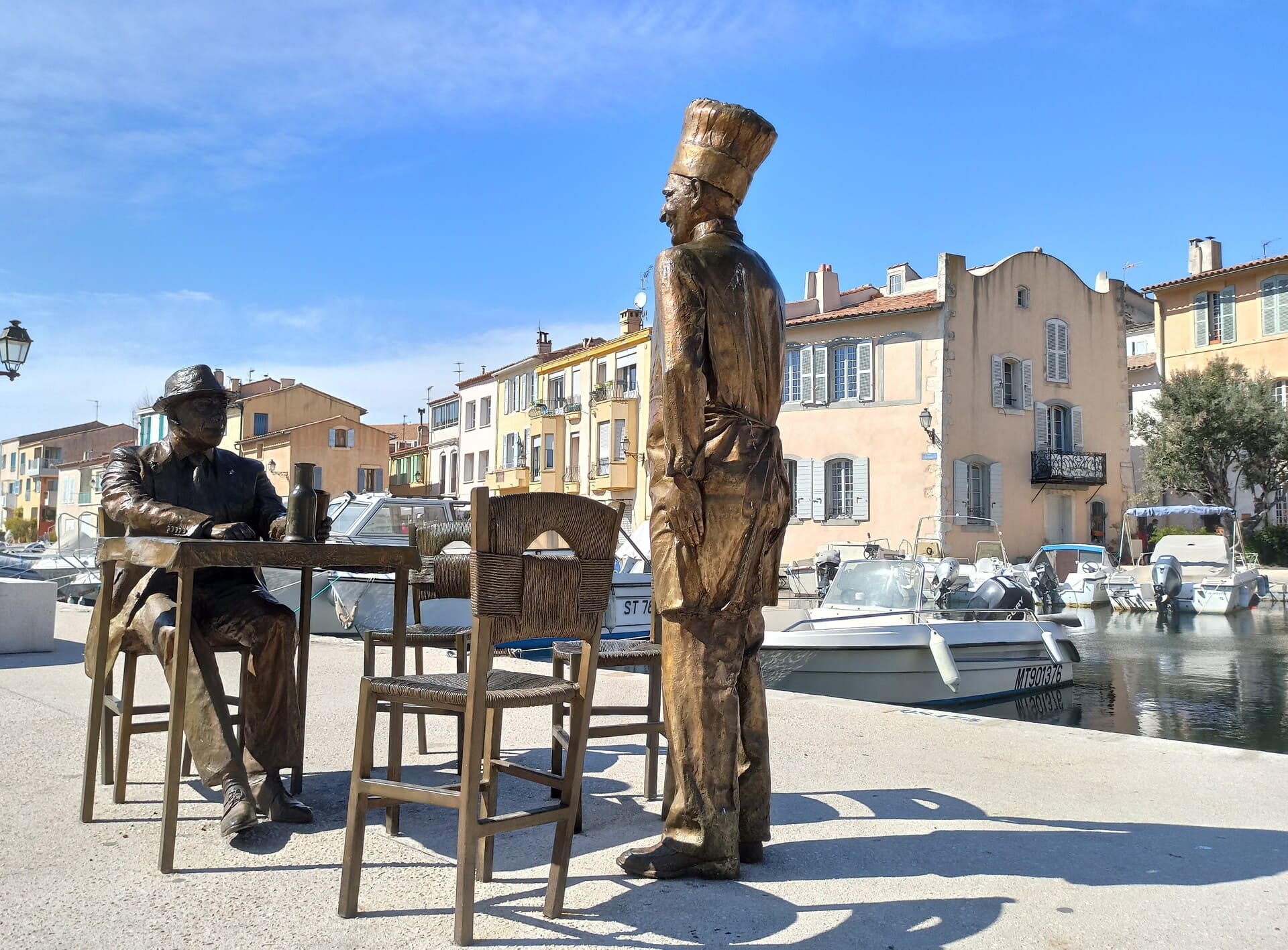 Estatua icónica de Bourvil y Fernandel en Martigues, en homenaje a la película La Cuisine au Beurre (La cocina de la mantequilla), rodada en la ciudad. - © Otmartigues / KarimK