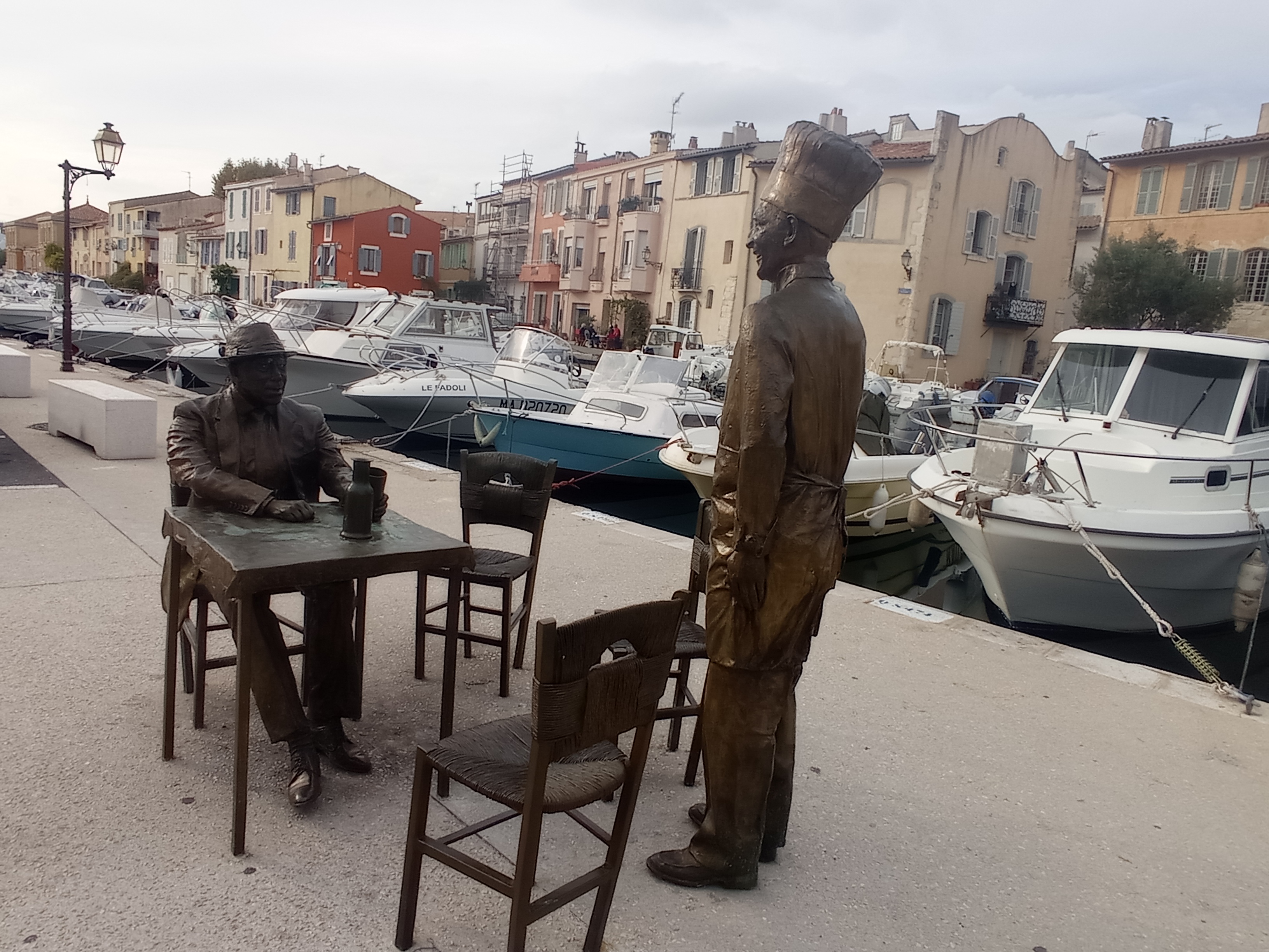 Statues Bourvil et Fernandel - La Cuisine au Beurre - © Otmartigues / MyriamF