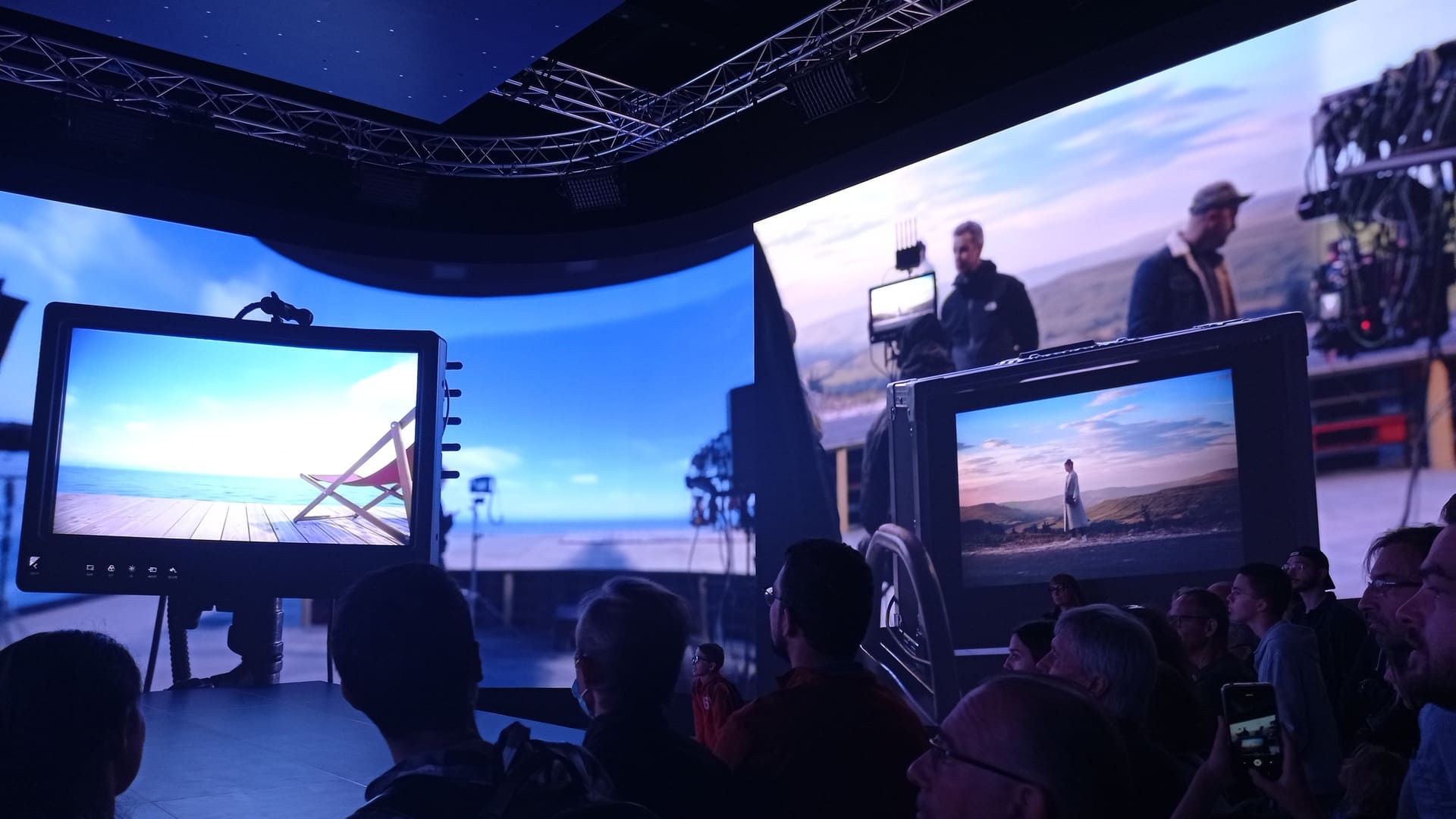Ecrans de caméra et fond fictif technologique qui remplace les fonds verts dans le milieu du cinéma. Provence Studios, la magie du cinéma et des tournages de films et séries à Martigues - © Otmartigues / MyriamF