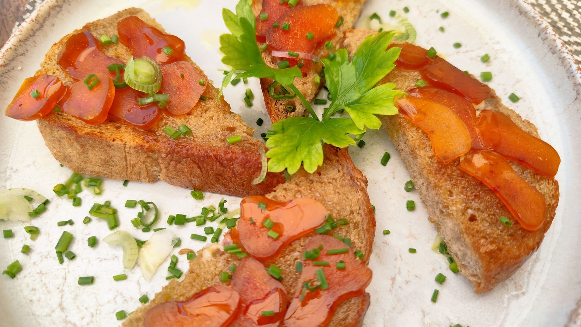 Four bottarga toasts are seasoned with olive oil and chives. A fresh dish to enjoy at the restaurant Le Miroir in Martigues and the Martigues specialty - © Otmartigues / MyriamF