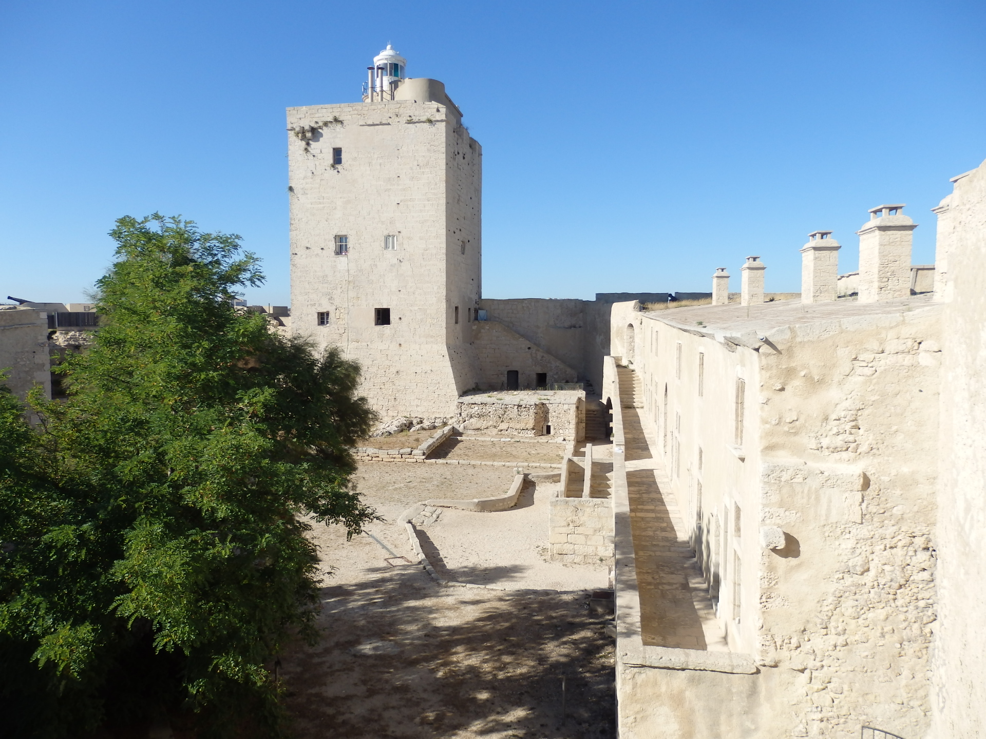  Square tower of the Fort de Bouc - © Otmartigues / KarimK