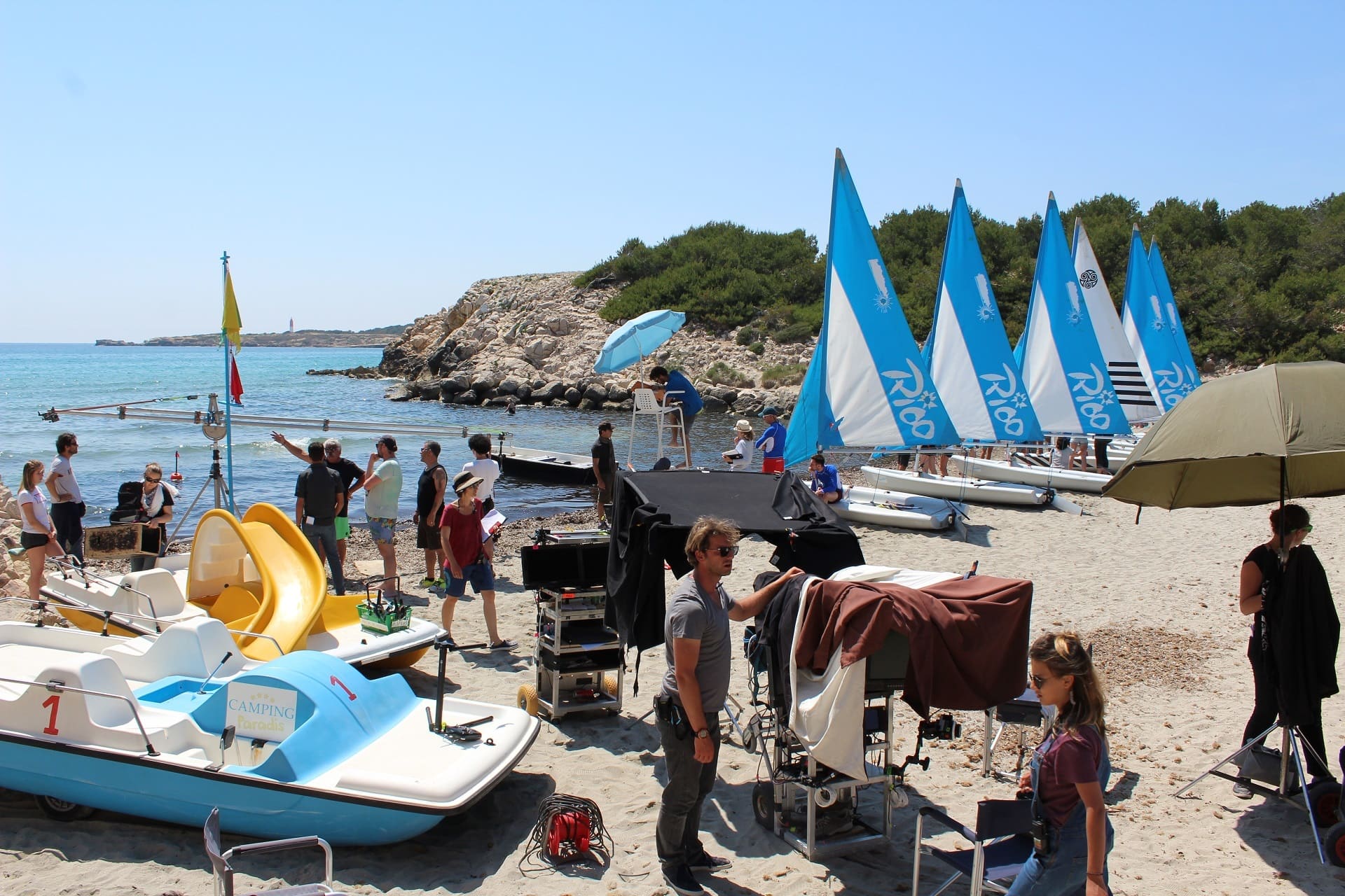 Equipe de JLA Productions sur la plage de Martigues lors du tournage d'un épisode de Camping Paradis. En relation avec Provence Studios, acteur principal des tournages à Martigues - © Otmartigues / ElodieM
