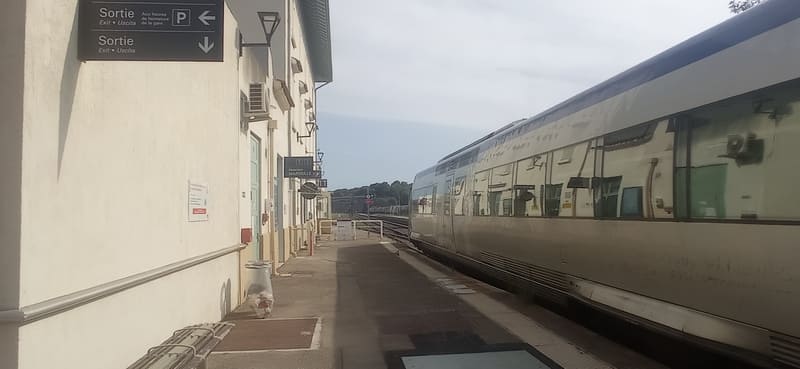 Côte Bleue train, TER between Marseille and Miramas, stops in Martigues. Martigues train station near a greenway leading to the city center. Arriving by train to Martigues. - © Otmartigues / MyriamF