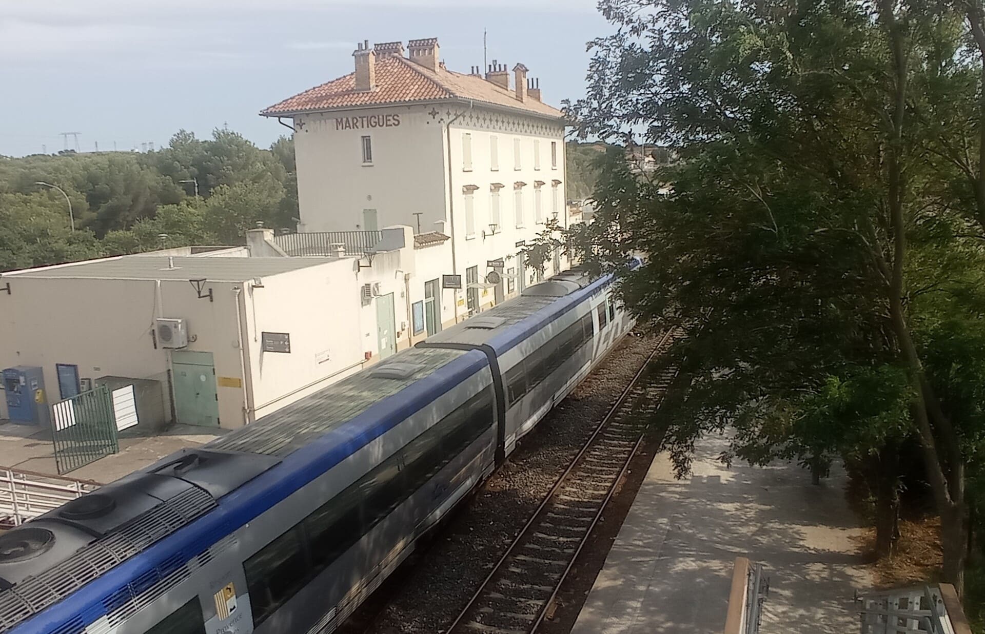 Train TER de la Côte Bleue entre Miramas et Marseille à l'arrêt en gare de Martigues. Gare du centre-ville de Martigues en direction de La Couronne, Sausset-les-Pins, Carry-le-Rouet, Marseille - © Otmartigues / MyriamF