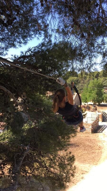 Large zip line for adults at the treetop adventure course with a view of the Grand Parc de Figuerolles - © Delphine_lty