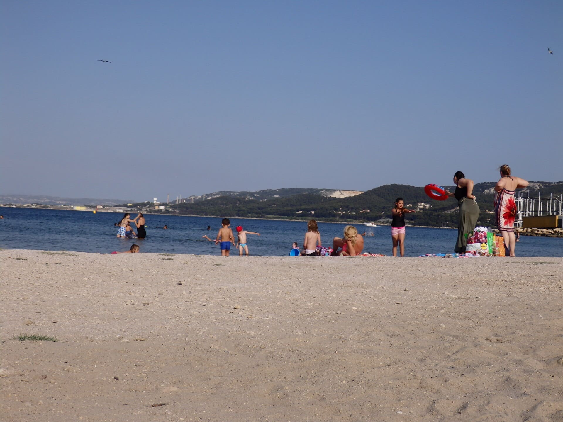 Plage du centre-ville de Martigues idéale pour des vacances en famille. Jeux adaptés, toilettes et douches sur les plages aménagées pour répondre aux besoins des enfants - © Otmartigues / MyriamF