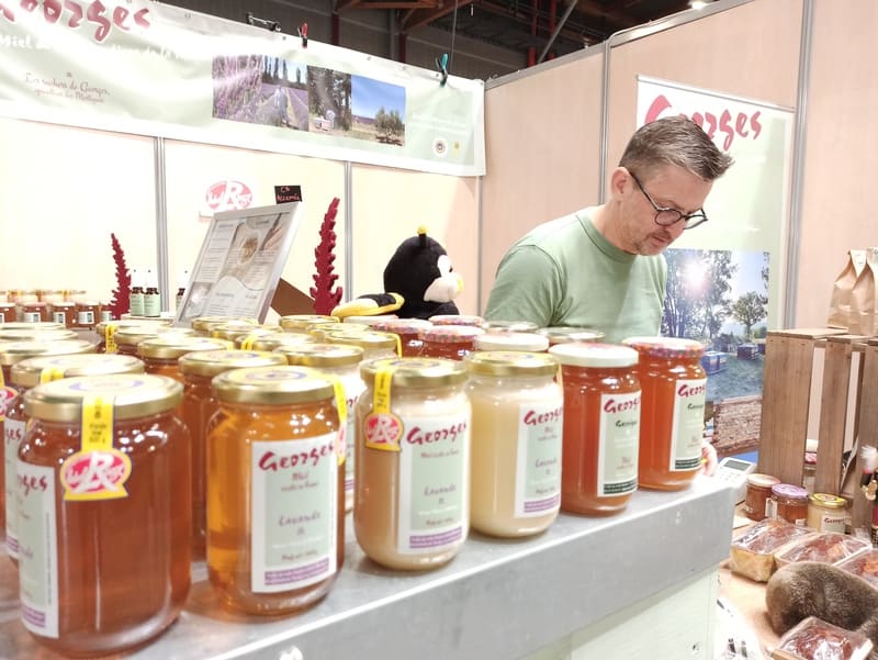 Stand selling lavender honey and garrigue honey in Martigues from a local producer. Les Ruchers de Georges is present at the Artisanal Christmas in Martigues - © Otmartigues / KarimK
