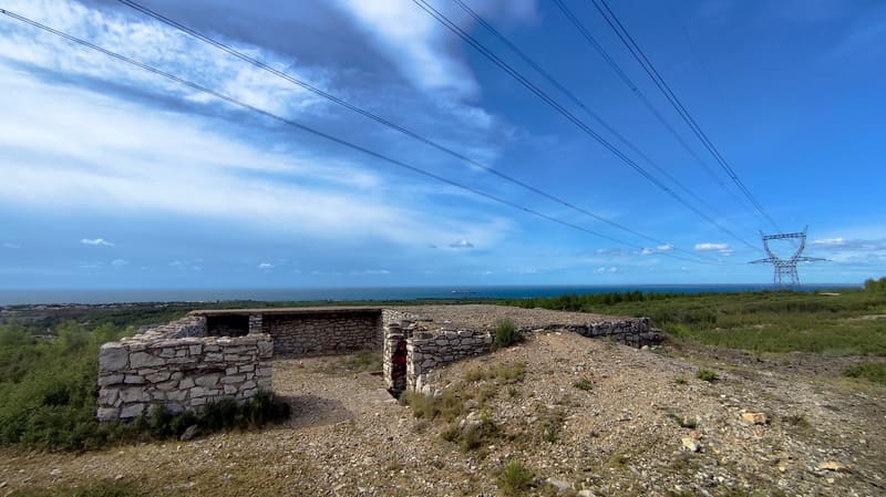 Présence de vestiges militaires datant de la Seconde Guerre Mondiale sur le parcours de randonnée de La Couronne à Martigues - © Otmartigues / MyriamF
