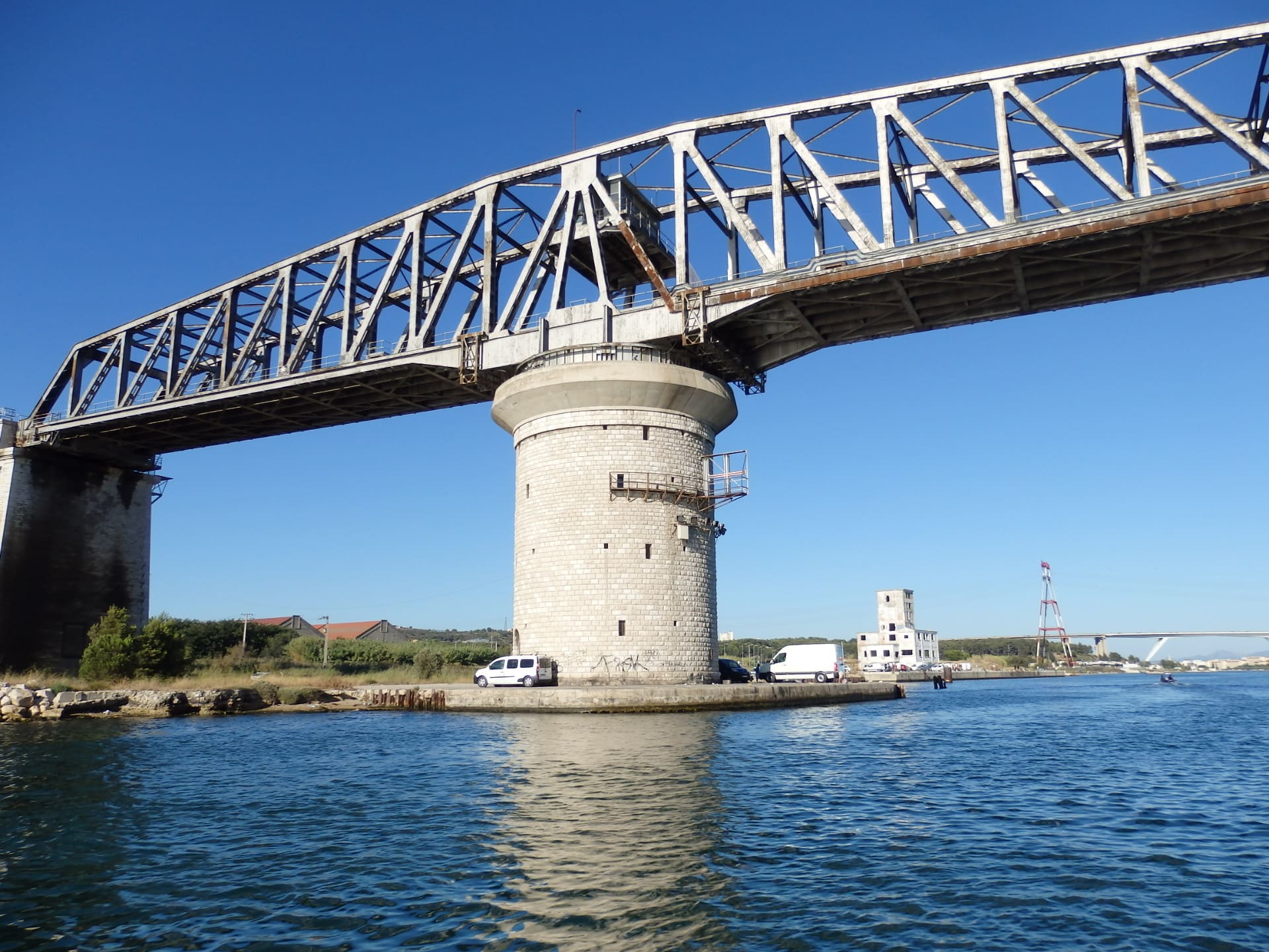Das Caronte-Eisenbahnviadukt in Martigues. Es ist geneigt, um Frachtschiffen vom Étang de Berre die Durchfahrt zu ermöglichen. SNCF-Züge fahren über das Viadukt nach Miramas und Ma - © Otmartigues / KarimK