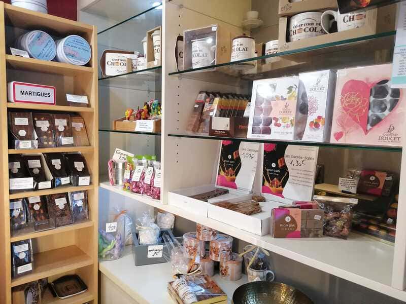 Eine Auswahl an Schokoladentafeln, Perlen, Bonbons und Brotaufstrichen finden Sie in den Regalen der Boutique Les Perles de l'étang in Martigues. - © Otmartigues / ChristelleR
