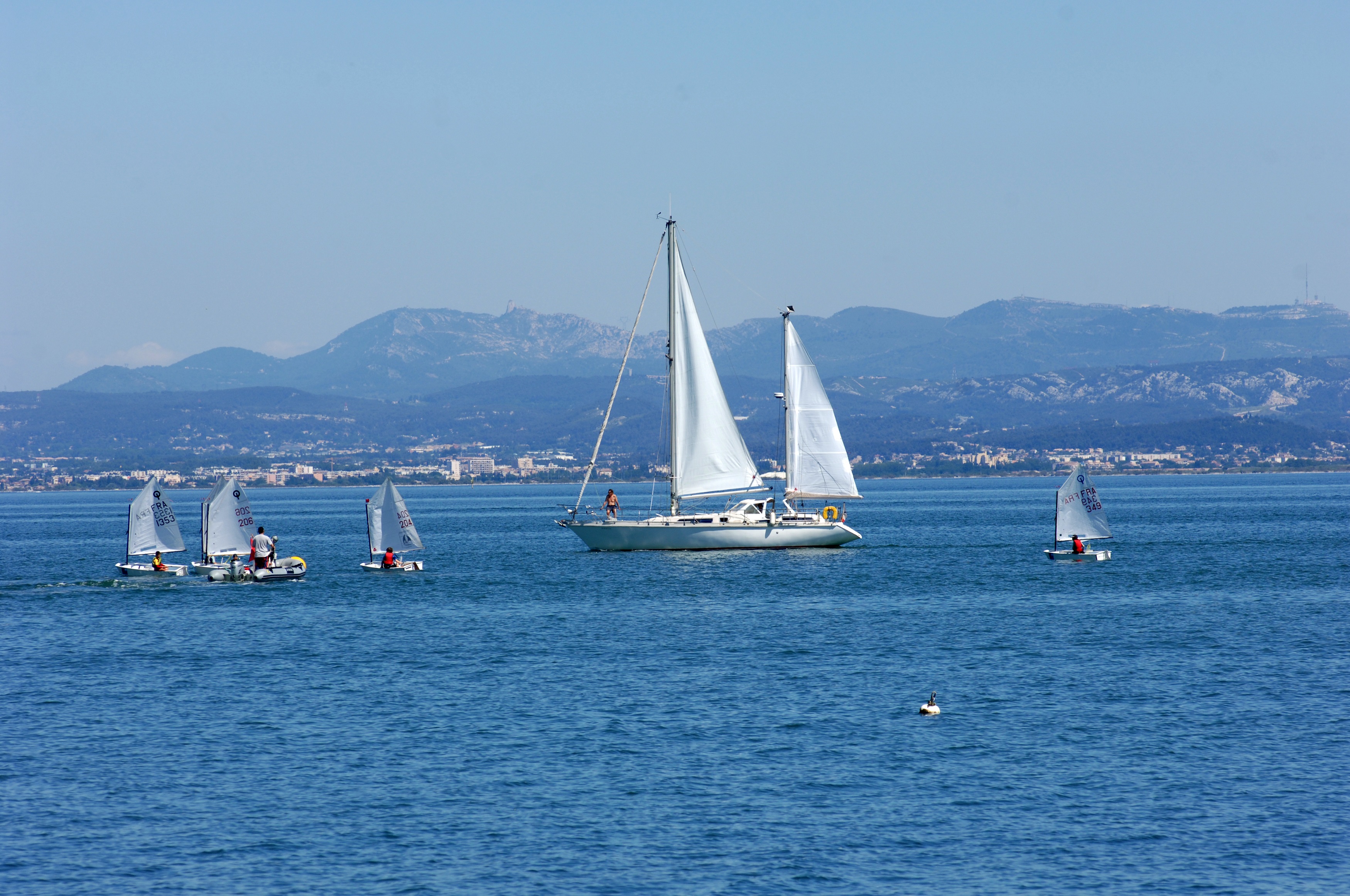 Voilier sur l'étang de Berre ©otmartigues-gxuereb - © Otmartigues - GXuereb