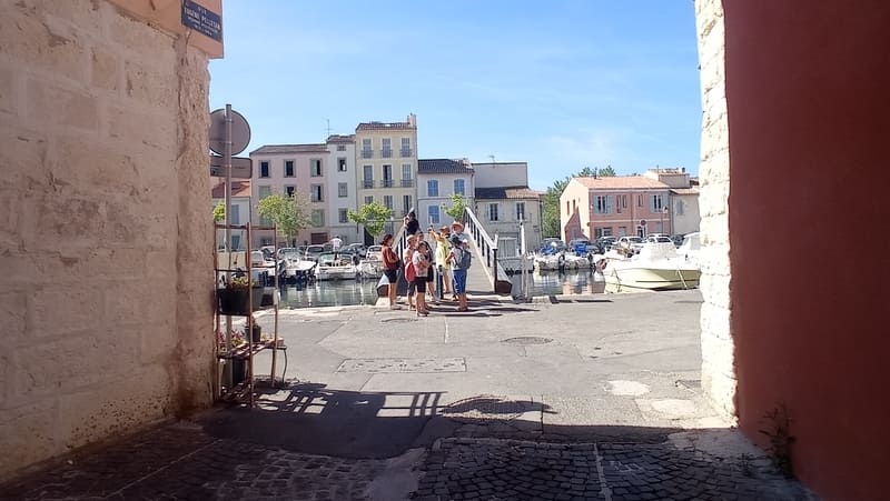 Visite du centre-ville de Martigues et le quartier historique de l'Ile. L'harmonie des couleurs des façades, les ponts bleus et le canal lui donne un air de vacances en Ialie - © Otmartigues / MyriamF