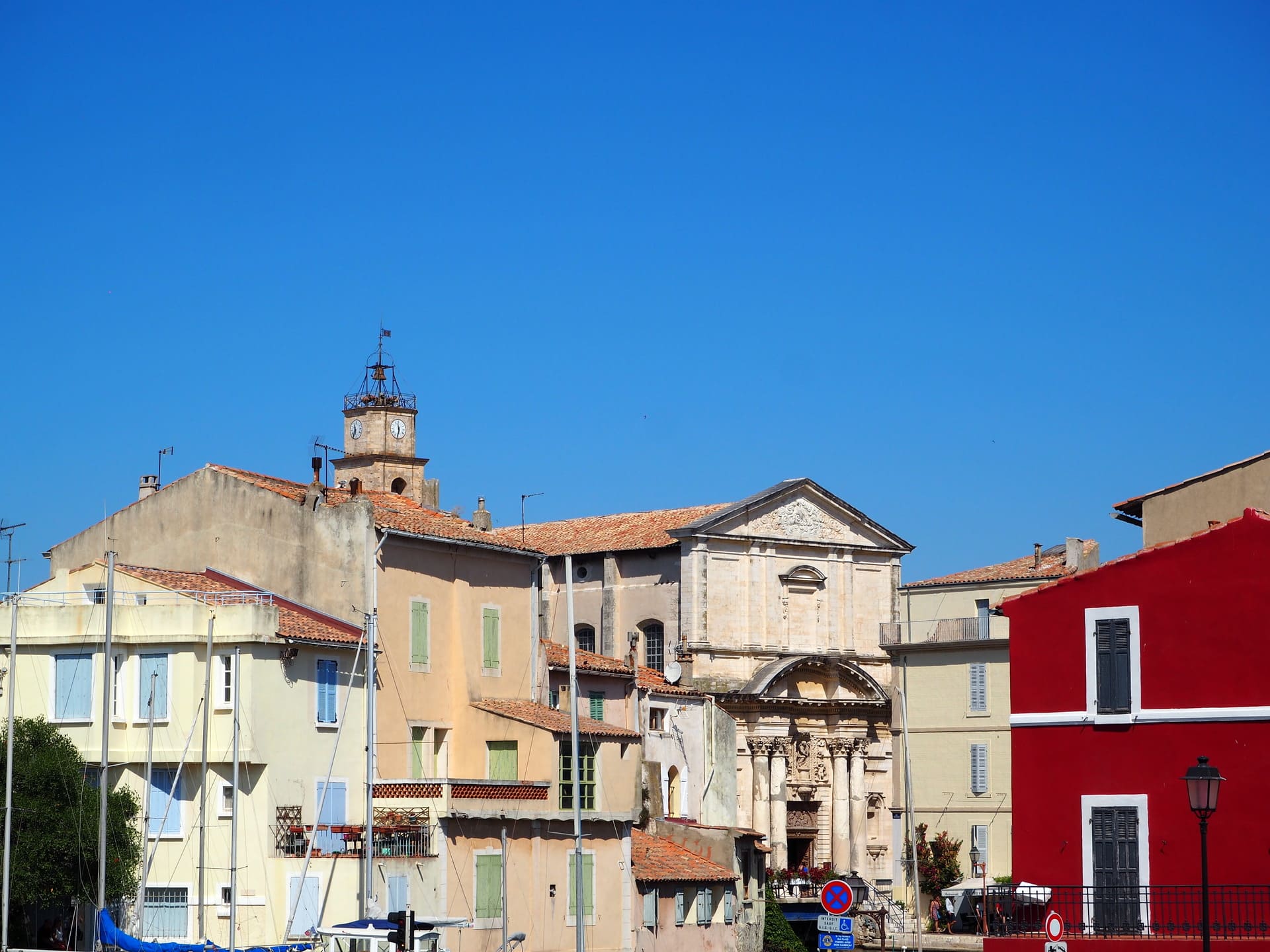 Colorful facades of downtown Martigues with its bell towers and churches. The rooftops of Martigues seen from the canals of La Venise Provençale - © Otmartigues / EstelleB