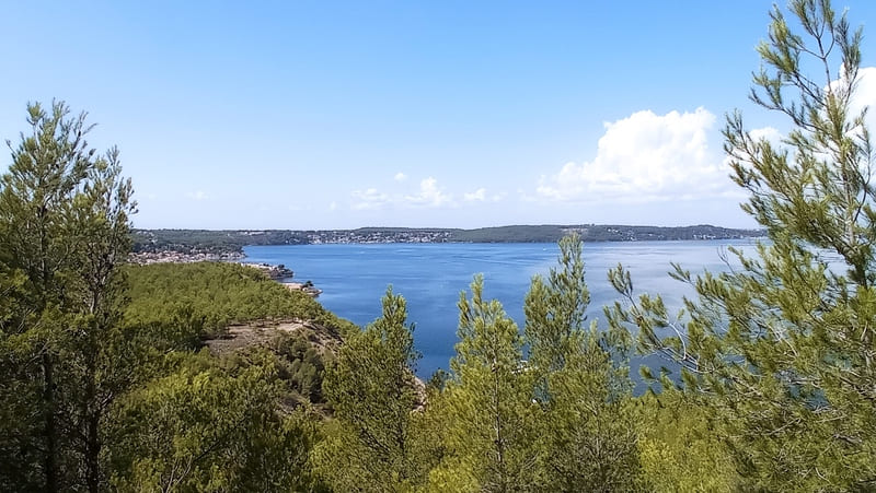 Hotels and vacation rentals in Martigues town center overlooking the Étang de Berre. A soothing view from a balcony to enjoy a vacation on the banks of the Étang de Berre - © Otmartigues / MyriamF