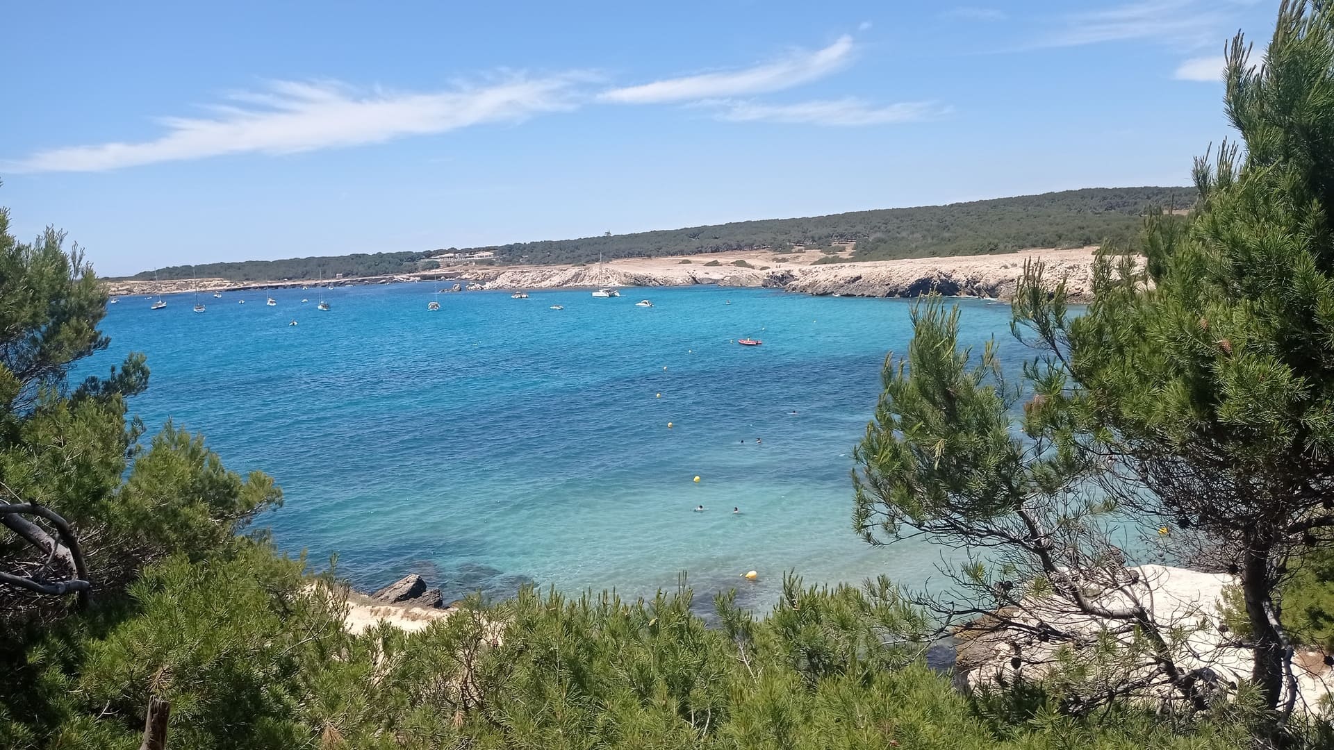 Blick auf das Mittelmeer und den Strand von Sainte-Croix während der Wanderung auf dem Great Blue Coast Trail. Schwimmen und Sonnenbaden auf dem Küstenweg von Martigues. - © Otmartigues / MyriamF